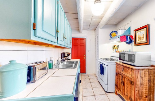 South Capitol Cottage | Charmed casita with private yard, patio, & walk to the plaza - snowbirds welcome