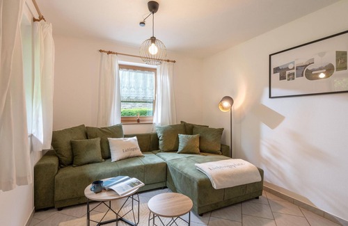 Itter Apartment | Charming Farm Stay Near Ski Bus (500m)