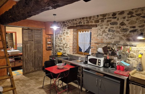 Saint-Julien-sur-Bibost Cottage | Charming stone cottage in the heart of nature.