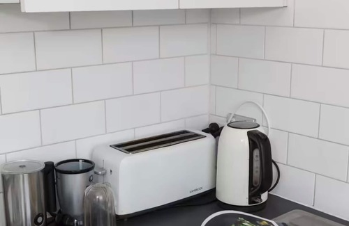 St. Kilda East Apartment | Charming 1-bedroom boutique apartment in lovely St Kilda East with WiFi, AC