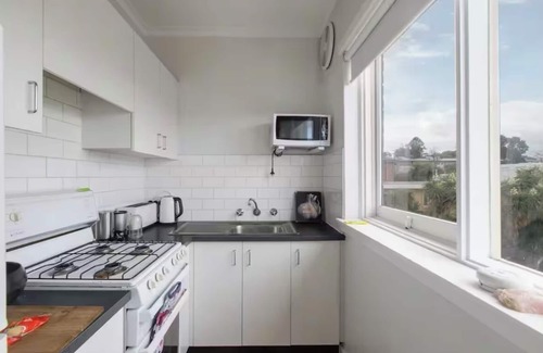 St. Kilda East Apartment | Charming 1-bedroom boutique apartment in lovely St Kilda East with WiFi, AC