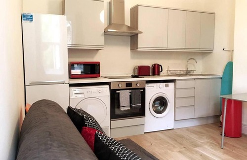 Queen's Park Apartment | Charming 1 Bed Flat, with Garden in CENTRAL LDN