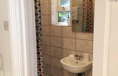 Queen's Park Apartment | Charming 1 Bed Flat, with Garden in CENTRAL LDN