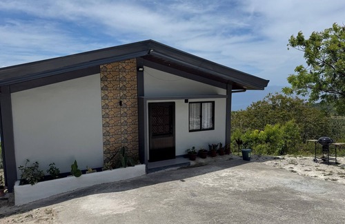 Oslob House | Charming 1-bed house in with lovely ocean views 7 mins to whale shark watching.
