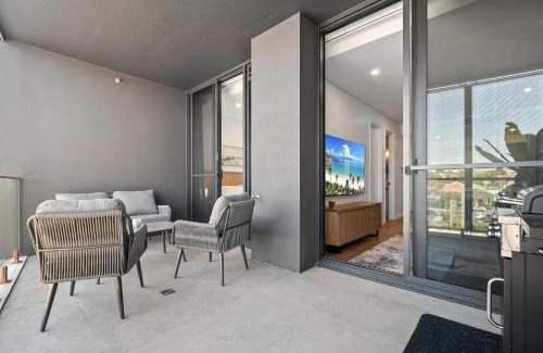 North Fremantle Apartment | Charming 1-Bed with Rooftop Access & Parking