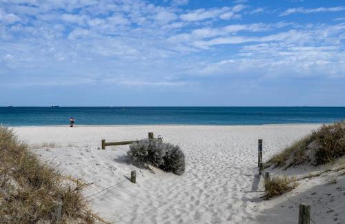 North Fremantle Apartment | Charming 1-Bed with Rooftop Access & Parking
