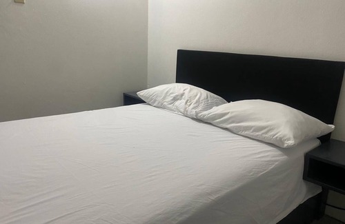 Eastwood Park Apartment | Charming 1-bedroom apartment in wonderful Kingston with AC, WiFi