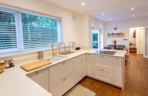 Shepherd's Bush Apartment | Charming 1 Bedroom Apartment in Shepherds Bush with Patio Area