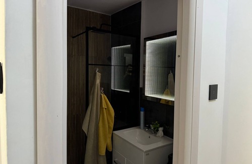 Craiova Apartment | Charming 1-bedroom apartment with full kitchen AC WiFi and Netflix in Craiova