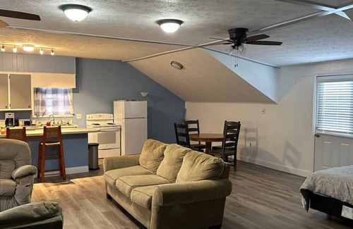 Clinton Apartment | Charming 1-bedroom apartment in Clinton, MS with AC, WiFi. Close to restaurants