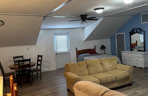 Clinton Apartment | Charming 1-bedroom apartment in Clinton, MS with AC, WiFi. Close to restaurants