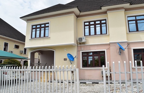 Abuja Apartment | Charming 1-bedroom apartment with WiFi, AC in lovely Lugbe