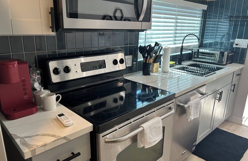 North Long Beach House | Charming 1-bedroom bungalow in fabulous Long Beach with WiFi, AC