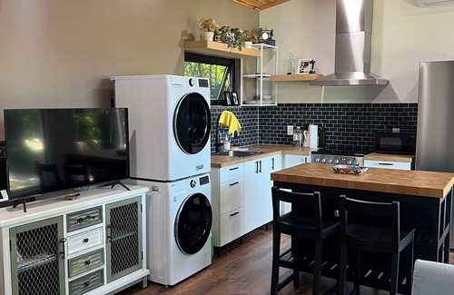North Dallas Cabin | Charming 1-bedroom cabin in adorable Dallas - Preston Hollow-with AC