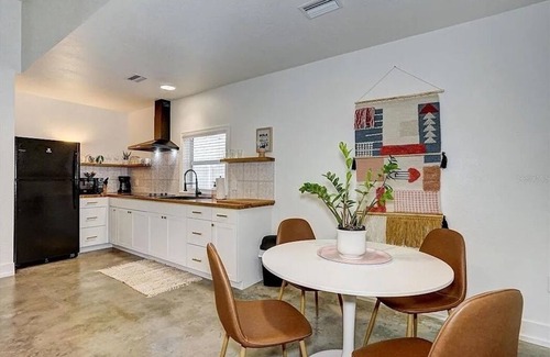 Dunedin Cottage | Charming 1 bedroom carriage house Downtown Dunedin- can walk to everything!