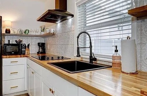 Dunedin Cottage | Charming 1 bedroom carriage house Downtown Dunedin- can walk to everything!