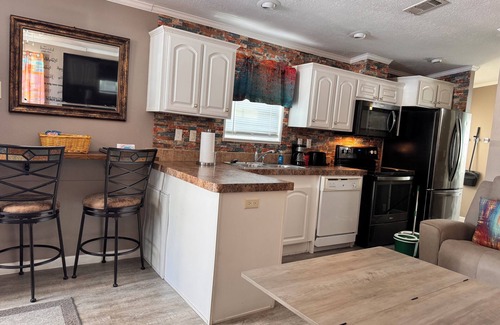 Bayshore Gardens Cottage | Charming 1-bedroom cottage in a rv resort community near IMG Academy