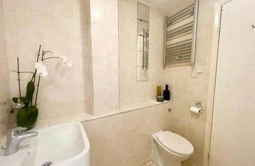 Longcroft Apartment | Charming 1 bedroom flat in Edinburgh with free parking