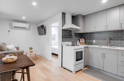 London Apartment | Charming 1-Bedroom Garden Suite; Steps to Downtown