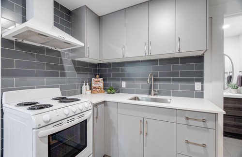 London Apartment | Charming 1-Bedroom Garden Suite; Steps to Downtown