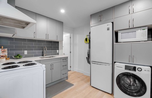 London Apartment | Charming 1-Bedroom Garden Suite; Steps to Downtown