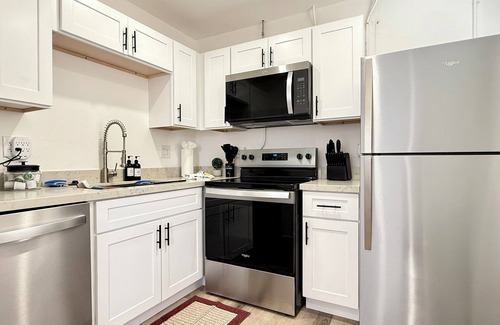 F. Q. Story House | Charming 1-bedroom townhome in enchanting Phoenix with AC