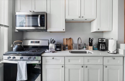 Lowry Hill East Apartment | Charming 1-bedroom apartment with WiFi, AC in wonderful Minneapolis