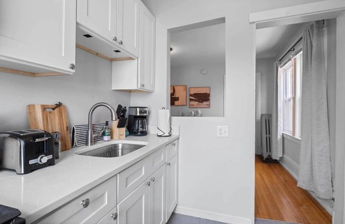 Lowry Hill East Apartment | Charming 1-bedroom apartment with WiFi, AC in wonderful Minneapolis