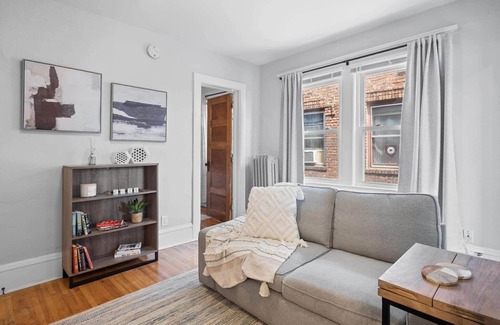 Lowry Hill East Apartment | Charming 1-bedroom apartment with WiFi, AC in wonderful Minneapolis