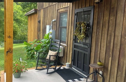 Springfield Cottage | Charming 1-bedroom cottage in marvelous Springfield with AC