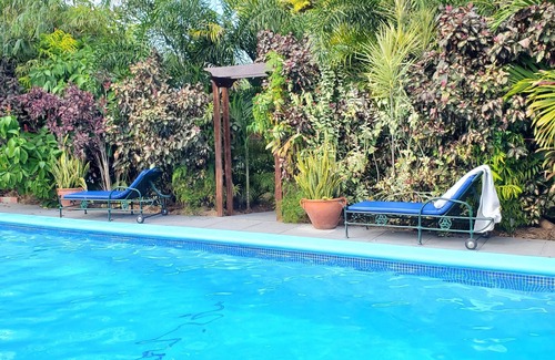 Runaway Bay Cottage | Charming 1-BR cottage w/WiFi and AC w/pool and beach access in Runaway Bay