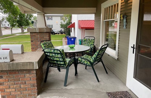 Greeley House | Charming 1916 Craftsman Near UNC & Historic Downtown Greeley with AC and WiFi