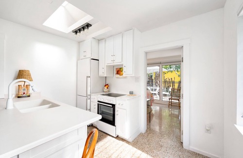 Rock Ridge Cottage | CHARMING 1957 FLORIDA COTTAGE 2 MILES TO PRISTINE BEACH. 1050 SF Entire Home