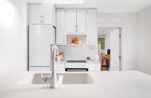 Rock Ridge Cottage | CHARMING 1957 FLORIDA COTTAGE 2 MILES TO PRISTINE BEACH. 1050 SF Entire Home