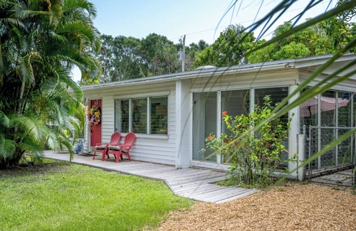 Rock Ridge Cottage | CHARMING 1957 FLORIDA COTTAGE 2 MILES TO PRISTINE BEACH. 1050 SF Entire Home