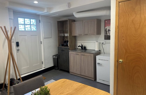 Central Boulder House | Charming 1BD 1,000sf Private Suite, 2 blocks from Pearl Street