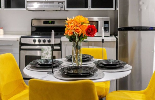 Downtown Montreal Apartment | Charming 1BDR Apartment on Bishop St- MTL