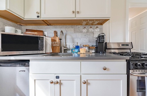 West Woodland Cottage | Charming 1BR Cottage in Ballard