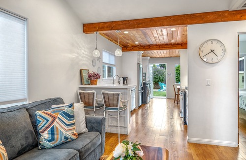 Seaside Cottage | Charming 2 BDR Seaside Cottage Perfect for Couples – Only 5 Minutes to the Beach