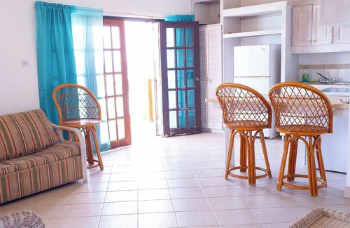Douglas Apartment | Charming 2-bed apartment in fabulous Sand Street with WiFi, AC. Ocean Waves #4