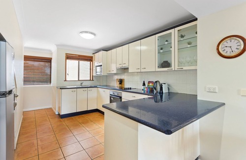 New Farm Apartment | Charming 2-Bed Apartment with City Views