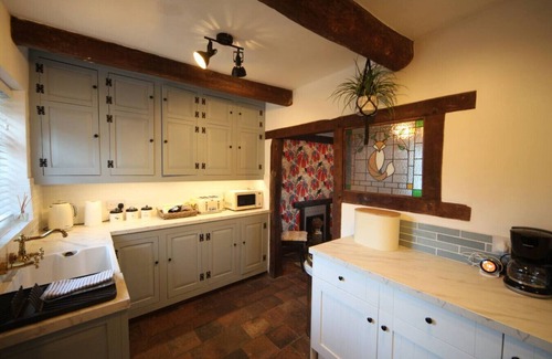 Mickle Trafford Cottage | Charming 2 bed cottage near Chester Zoo - Sleeps 6