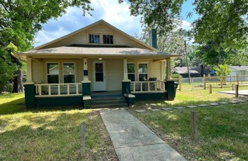 Concord House | Charming 2 bed home - Close to Downtown Concord