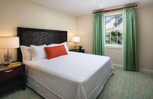 Paradise Island Apartment | Charming 2-bedroom apartment with AC, and lots of amenities in Paradise Island