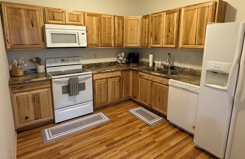 Grand Junction Apartment | Charming 2-bedroom apartment in Grand Junction with WiFi, AC - 30 Day+ Stays!