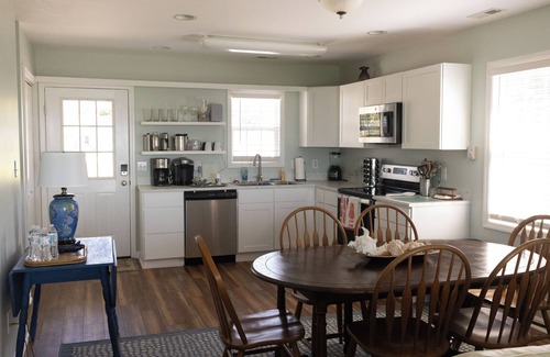 Harkers Island Hotel | Charming 2-bedroom house with AC, WiFi in lovely Harkers Island