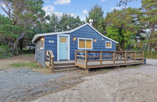 Rockaway Beach Cabin | Charming 2-bedroom cabin in enchanting Rockaway Beach with WiFi