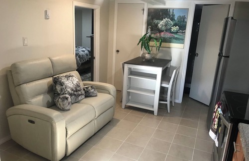 Valley Stream Apartment | Charming 2-bedroom apartment in Pleasant Valley Stream with AC, WiFi