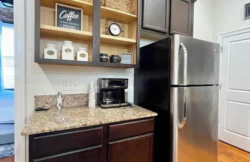 Hammond Condo | Charming 2-bedroom 2-bath condo with AC and WiFi in pleasant Downtown Hammond!