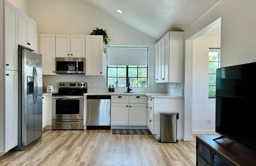 Pima Cottage | Charming 2-bedroom, 2-bathroom cottage with WiFi, AC in peaceful Pima
